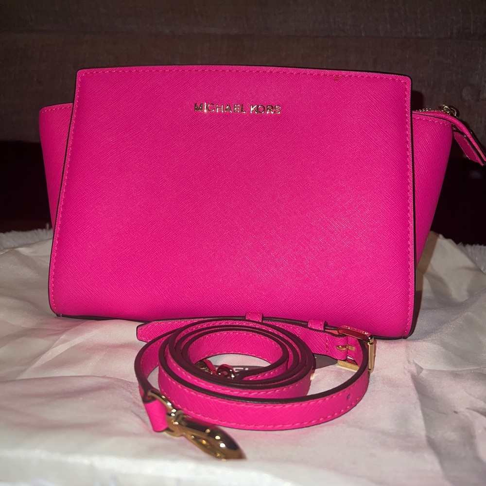 Michael Kors Selma Medium Messenger Bag